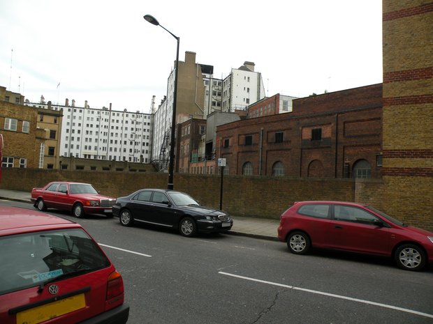  vieux immeubles en brique noircie, Allsop Place